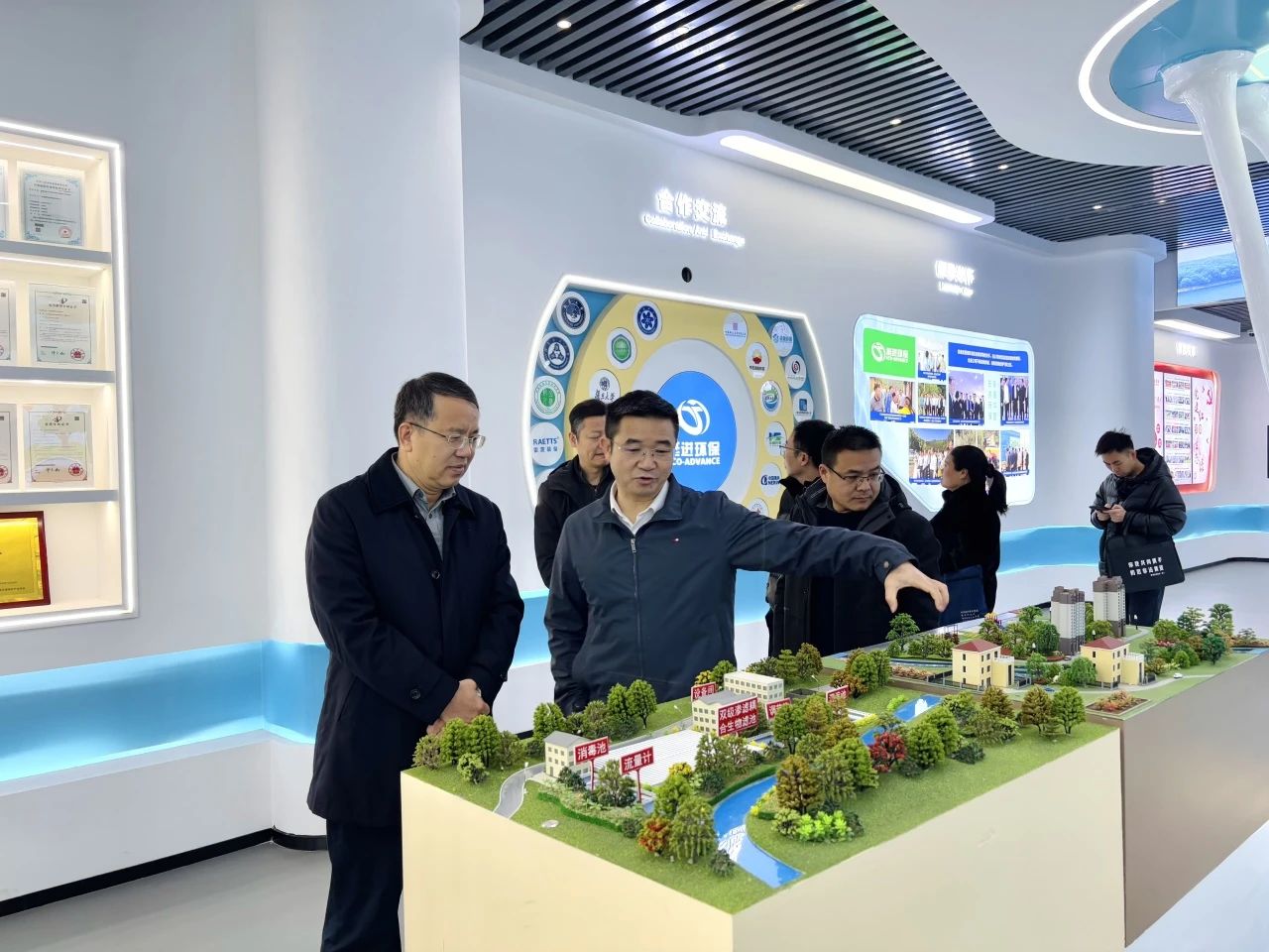 赣州市章贡区政协党组书记、主席杨忠万一行 莅临挺进环保走访指导